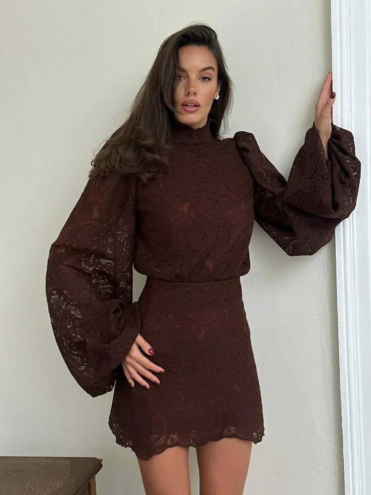 Conjunto feminino elegante em renda sólida