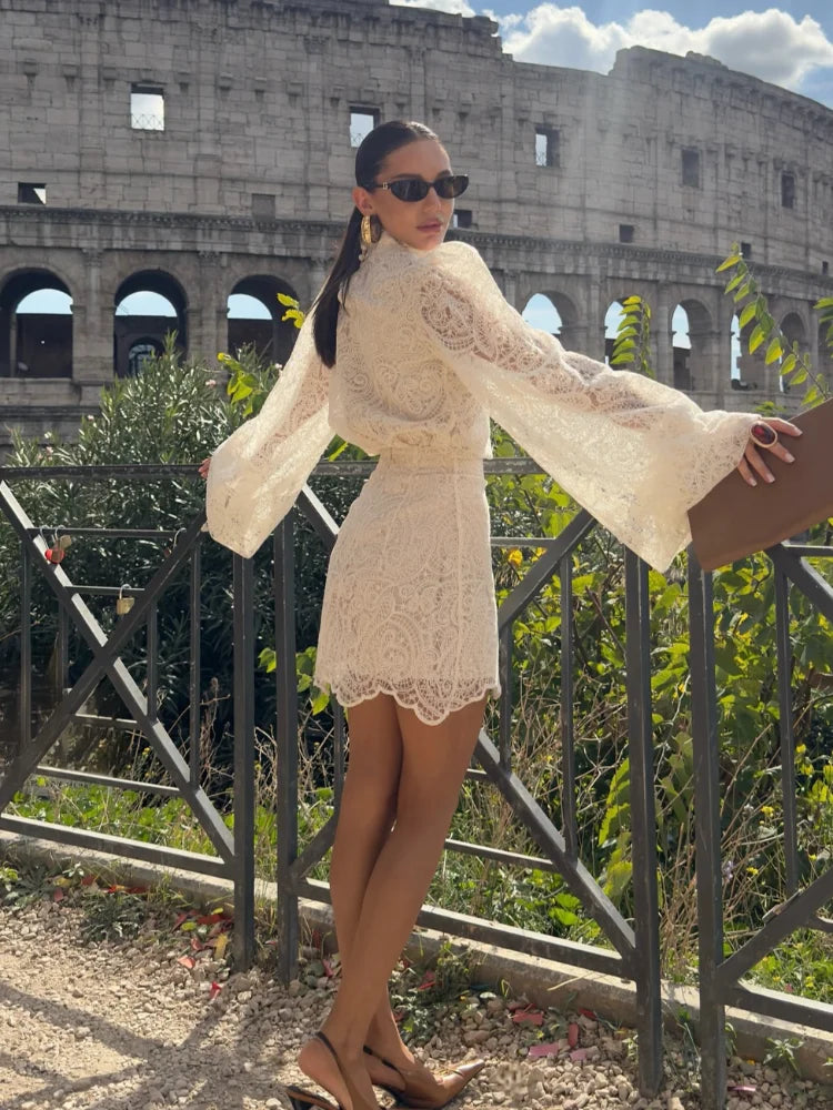 Conjunto feminino elegante em renda sólida