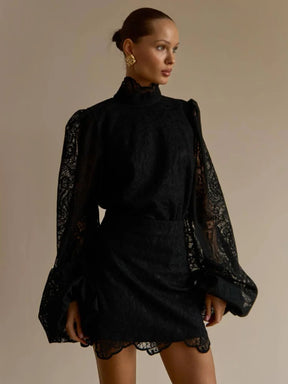 Conjunto feminino elegante em renda sólida